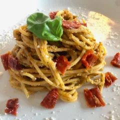Spaghetti al pesto di pomodori secchi