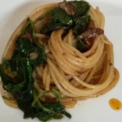 Spaghetti con peperone crusco, alici e cime di rapa