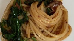 Spaghetti con peperone crusco, alici e cime di rapa