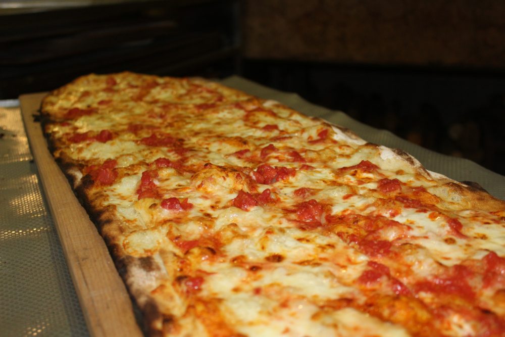 I primi 50 anni di pizza a metro fra storia e beneficenza