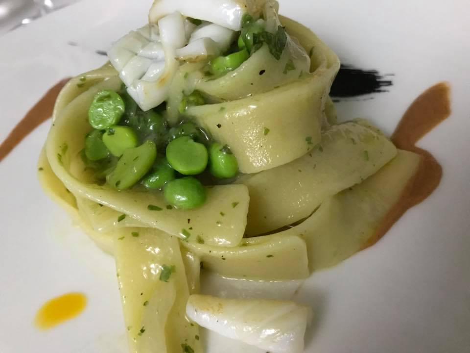 Papavero, tagliatelle piselli, fave e seppie