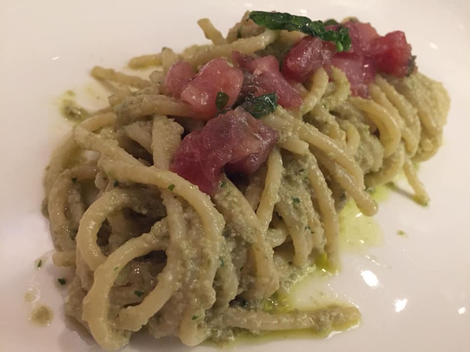 La Caravella, il Menu dei 60 anni, spaghettoni di Gragnano con pesto all'amalfitana, colatura di alici e tonno crudo