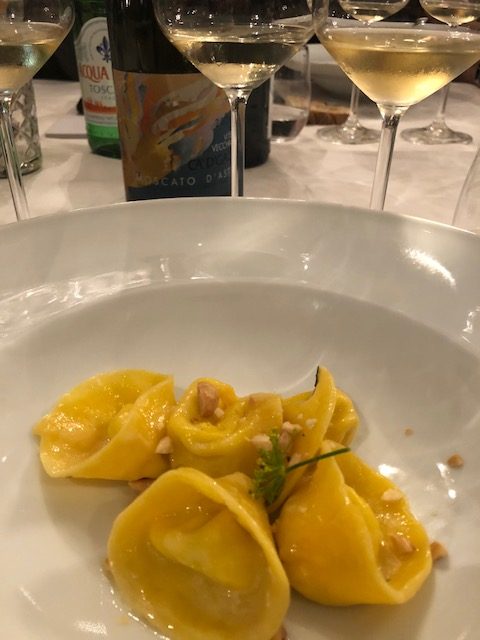 Al Ristorante Al Ceppo - Ravioli di ricotta e arancia e nocciole proposti con il Moscato d’Asti Vite Vecchia 2014