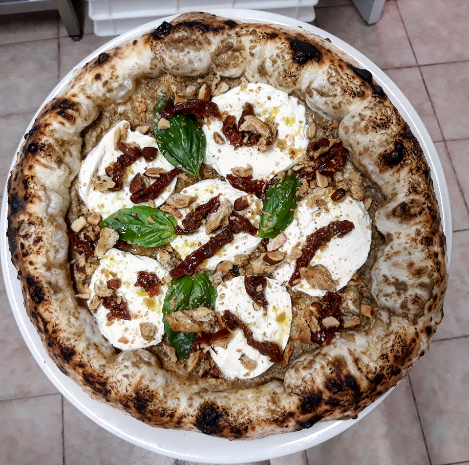 La Pizza con Pesto di Carciofi, Bufala Dop e Pomodori Secchi di Daniele