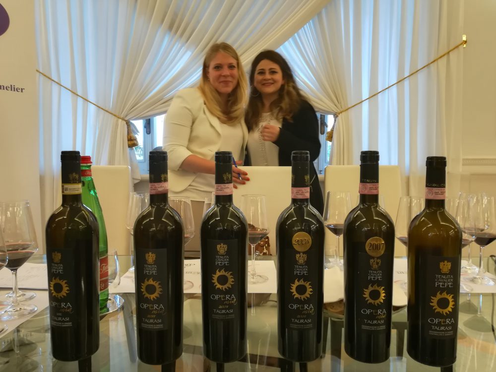 Milena Pepe con le bottglie del Taurasi Opera Mia