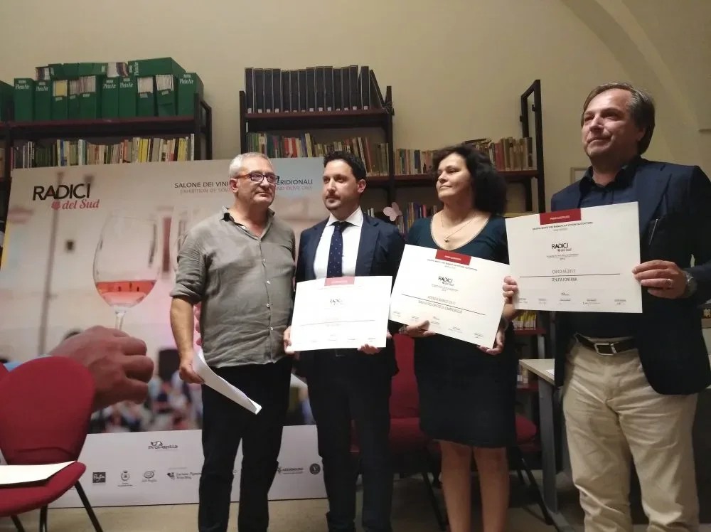 Radici del Sud Tra i premiati a sx Rosario Liguori dell'azienda Cobellis di Vallo della Lucania
