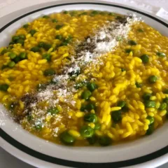 Risotto con curcuma e piselli freschi