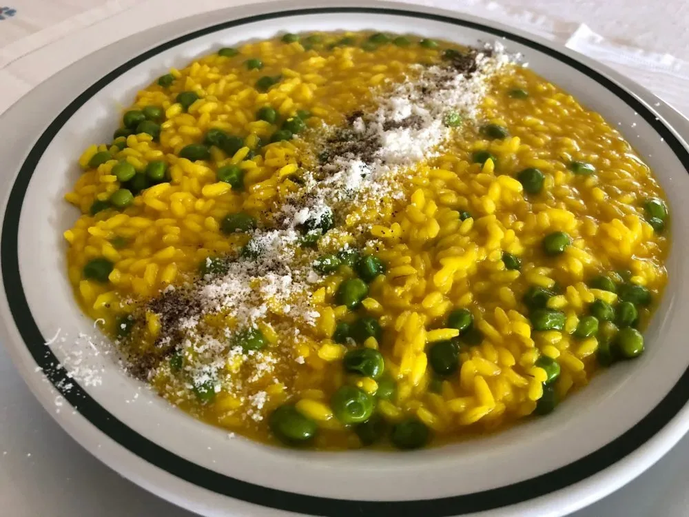 Risotto con curcuma e piselli freschi