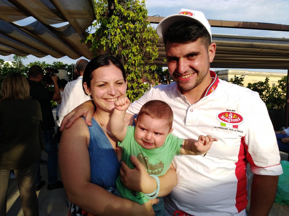 Simone Ingrosso con moglie e figlio