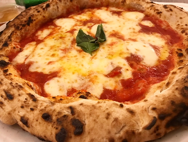 Trattoria Pizzeria Alessio - Pizza Margherita con pomodoro San Marzano