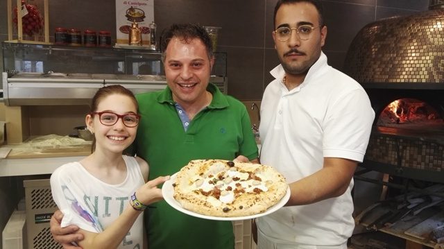 Angelo D'Amico, con il pizzaiolo Alfonso Iorio e la piccola Alessia