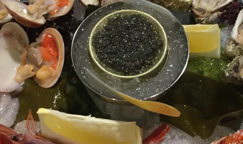 Arbustico, plateau di crudo con caviale