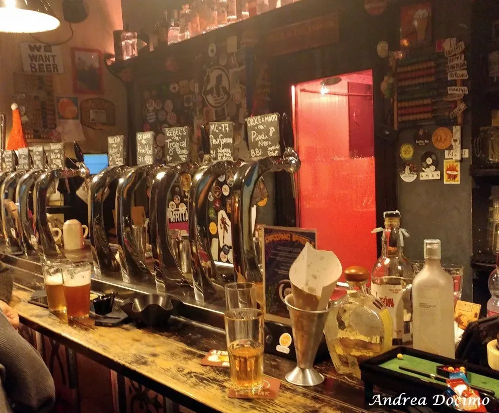 Barley Wine, Roma. Il bancone con spine e pompe