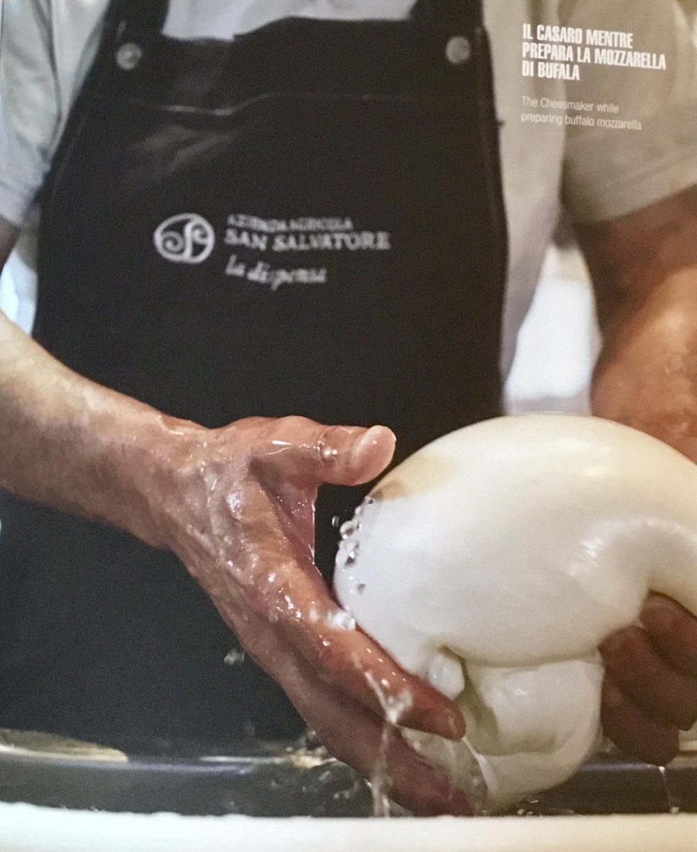 Il casaro sta preparando la mozzarella