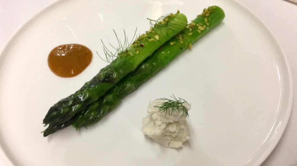 La Locanda Relais Sant’Uffizio - Asparago del roero, pistacchio ricotta del fieno stagionata tuorlo cotto e poi condito con curry