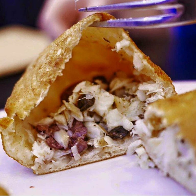 Pizza Fritta con baccalà, capperi, olive nere, origano del Cilento e