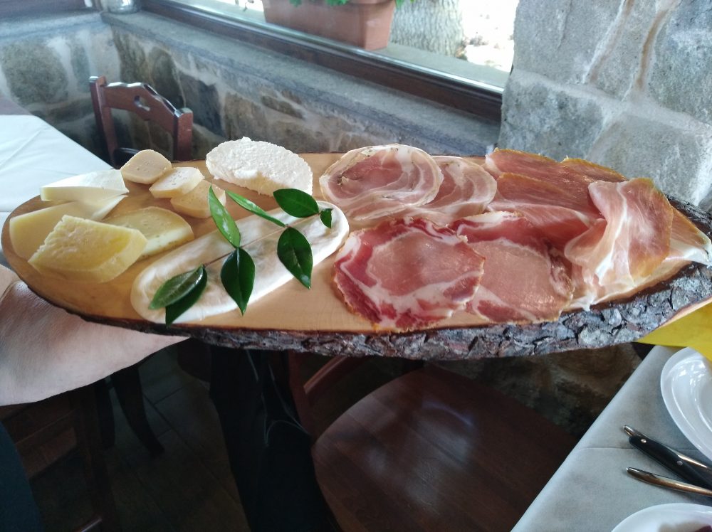 Rifugio Rosolea, Tagliere di salumi e formaggi