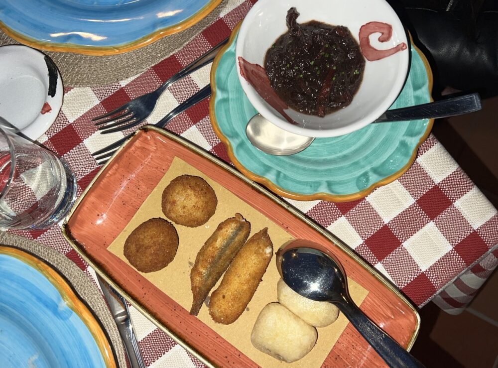 Totano con cipolla di Tropea e Malvasia, Baccalà in tempura, Arancini ai gamberi, Alici con provola e limone