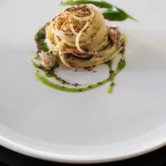 Linguine con frutti di mare, pepe e basilico