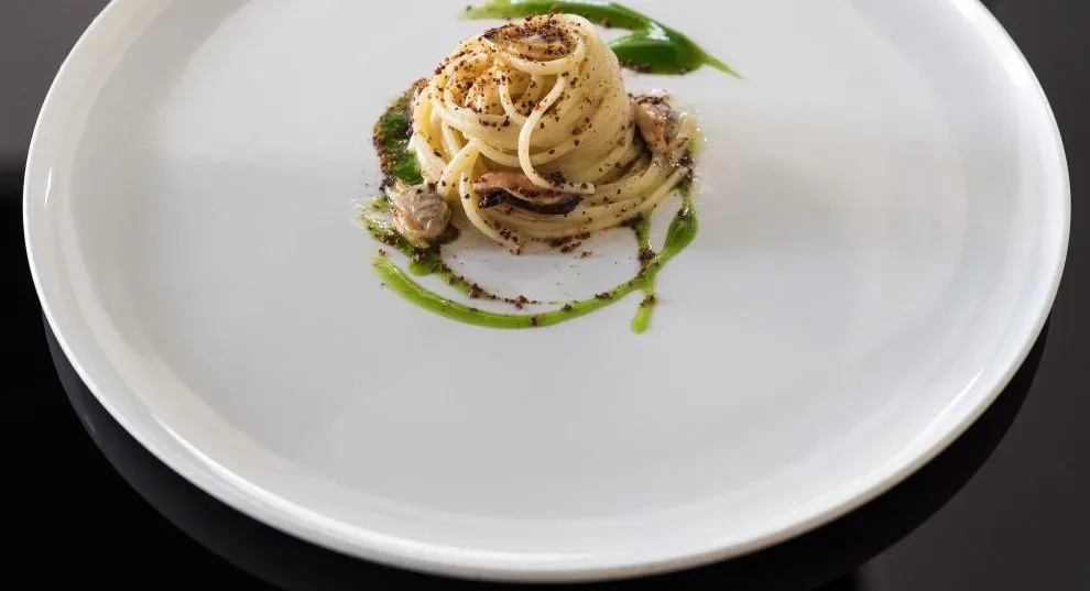 Linguine con frutti di mare, pepe e basilico