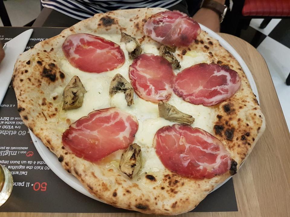 Ciro salvo a Londra, pizza con capocollo e carciofi