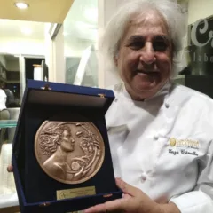 Enzo Crivella mostra orgoglioso la targa del MAM