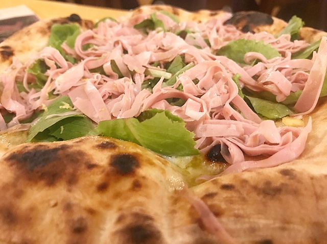 Il Boccon Divino - Pizza Incontro con mozzarella di bufala dop, pesto di pistacchio di Bronte, misticanza, scorzette di limone di Sorrento e mortadella Igp