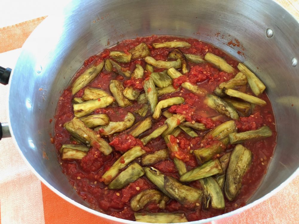 Il sugo di pomodoro e le melanzane fritte