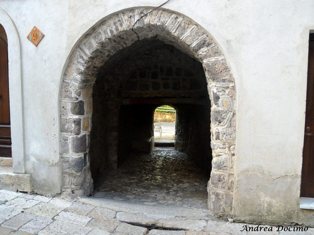 Pepe In Grani a Caiazzo. Il passaggio con porta sul passato