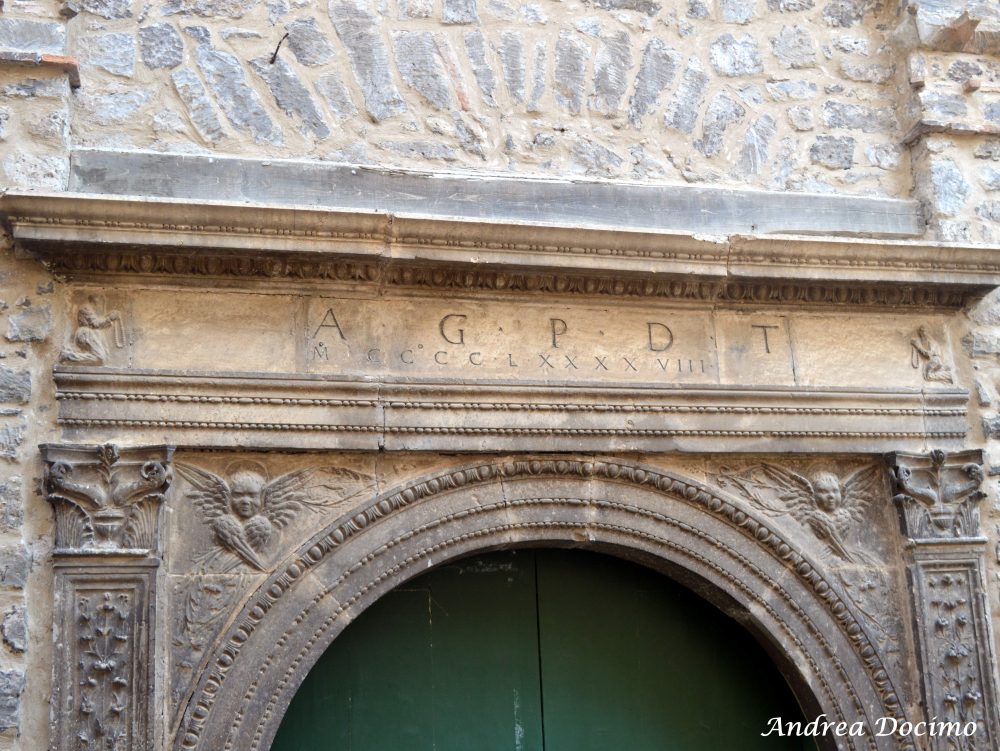 Pepe In Grani a Caiazzo. Il portale della Chiesa dell'Annunziata