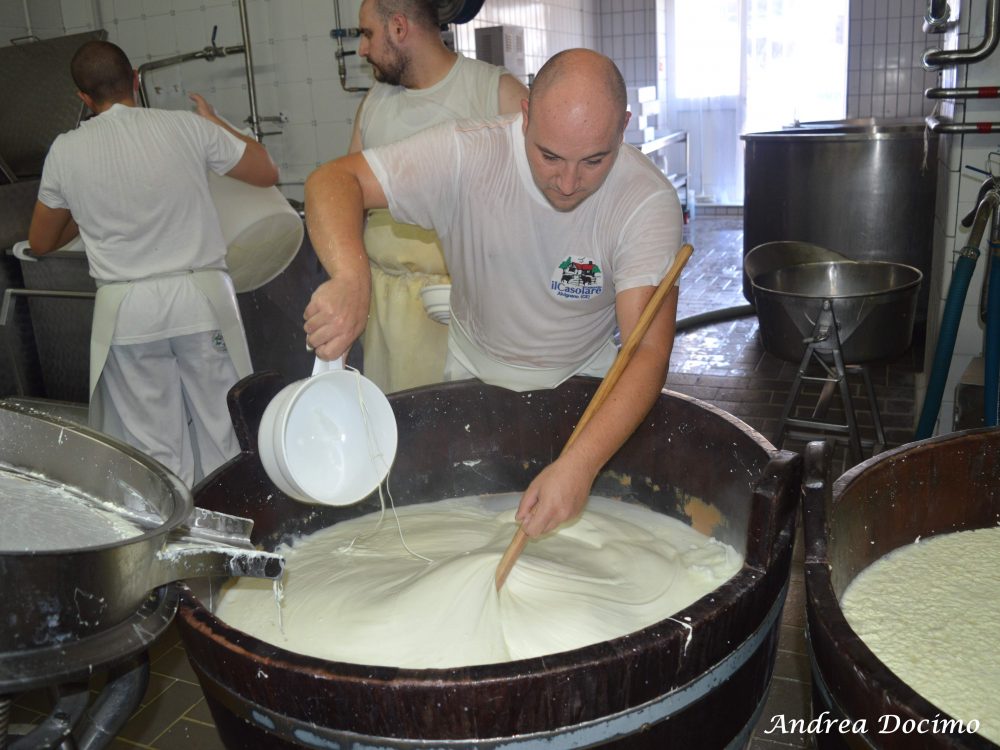 Pepe In Grani a Caiazzo. La filatura della mozzarella