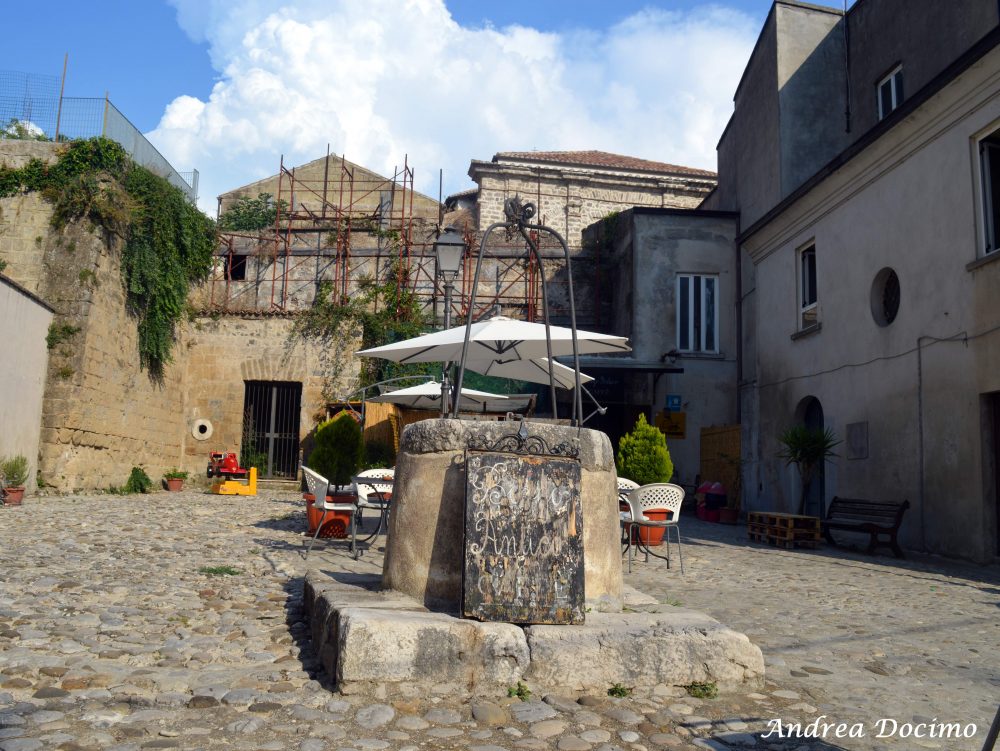 Pepe In Grani a Caiazzo. Piazza Giuseppe Verdi, oggi S.Stefano, con pozzo, bar e ruota degli esposti