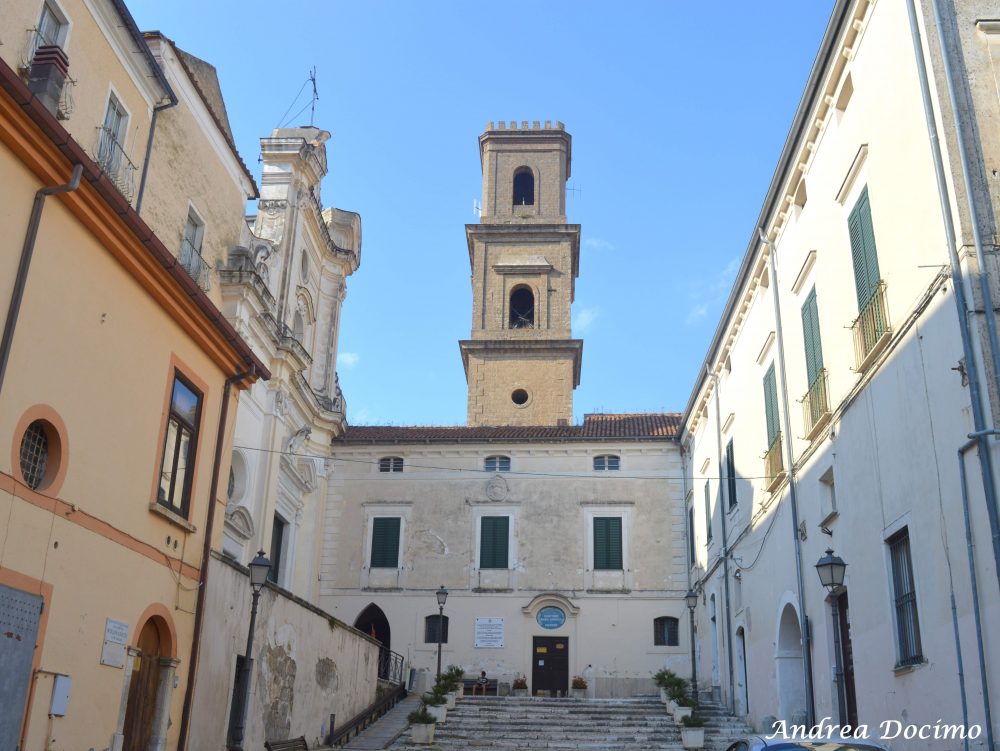 Pepe In Grani. Vista di piazza G.Verdi con la parrocchia dedicata a Maria SS Assunta e a S. Stefano