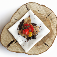 Piatto con pane, pomodori e olive della chef Annalisa Presta