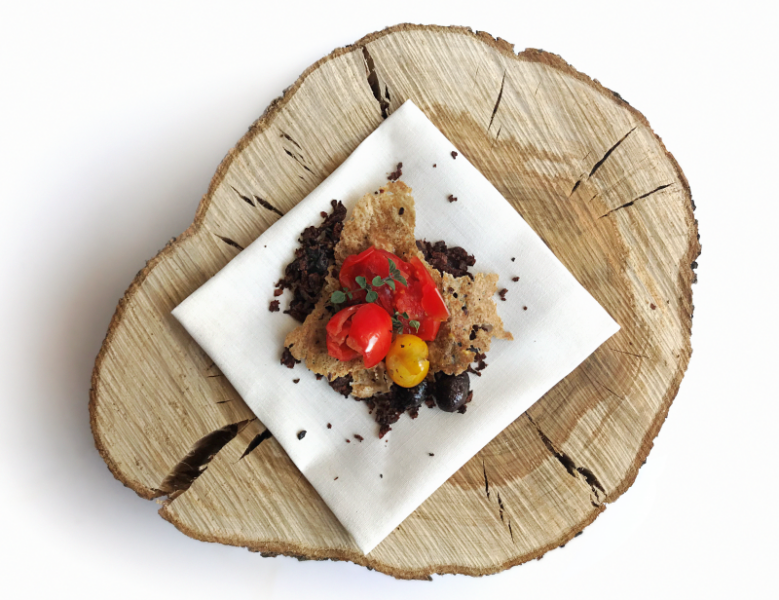 Piatto con pane, pomodori e olive della chef Annalisa Presta