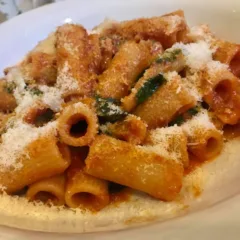 Rigatoni sugna pecorino e basilico