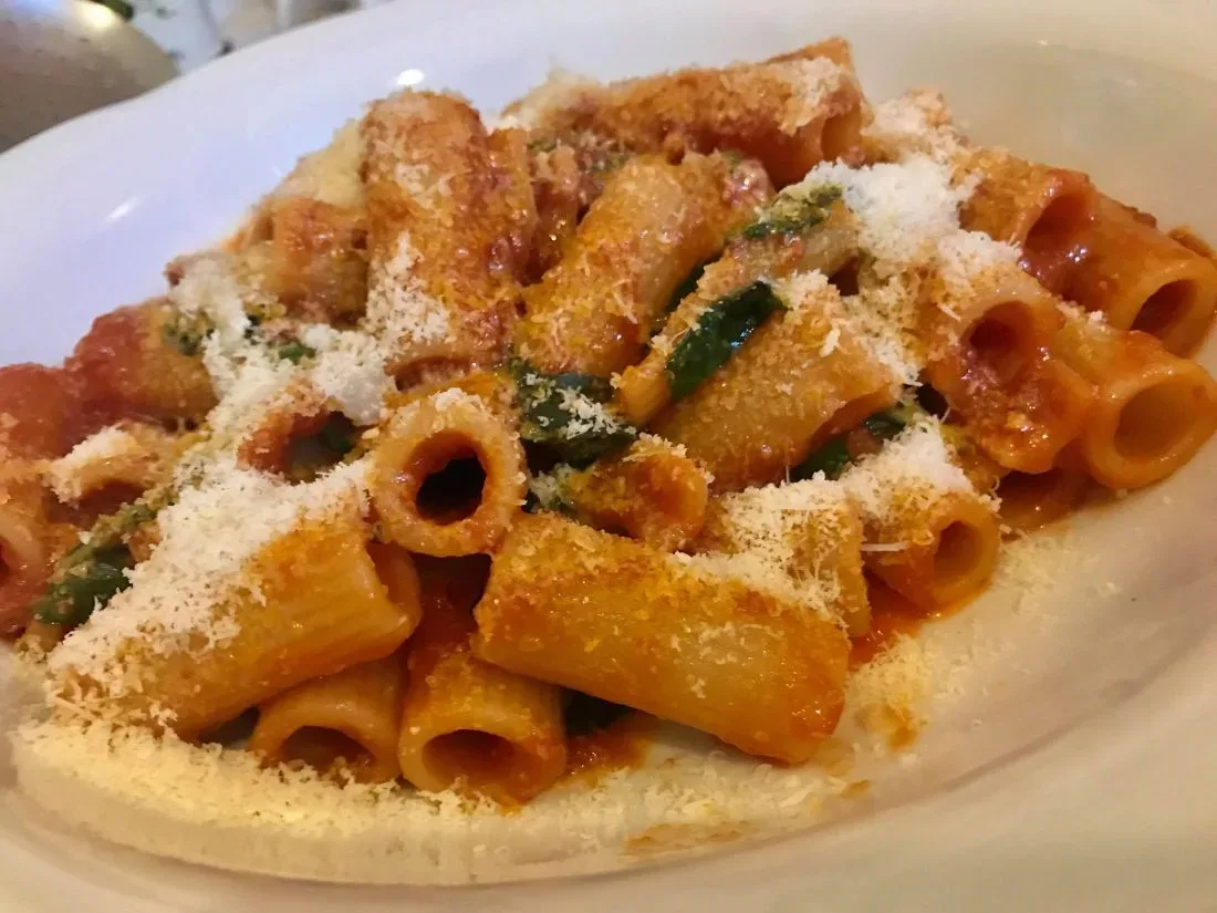 Rigatoni sugna pecorino e basilico