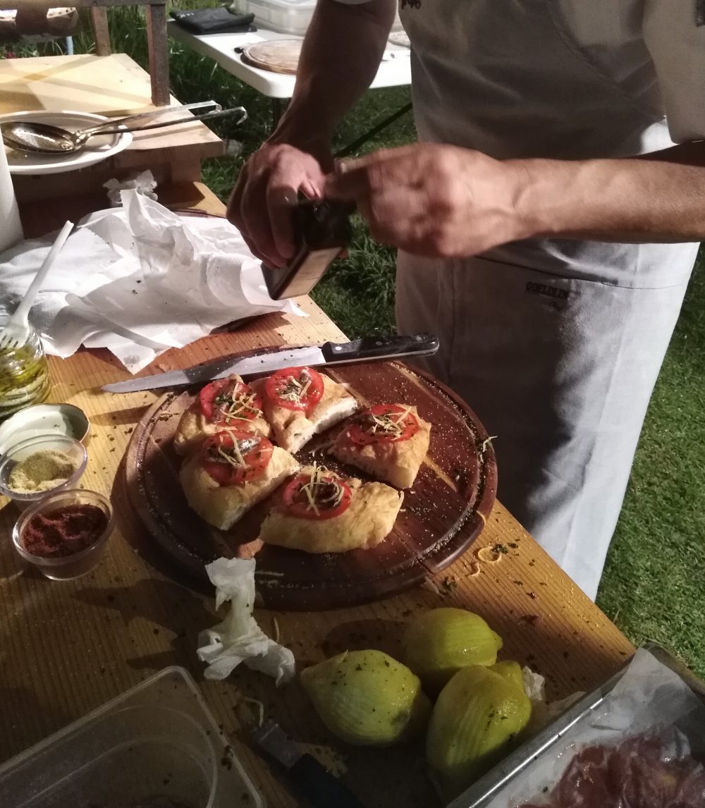 Top Pizza 50 a Pioppi Franco Pepe mentre prepara le sue pizze fritte