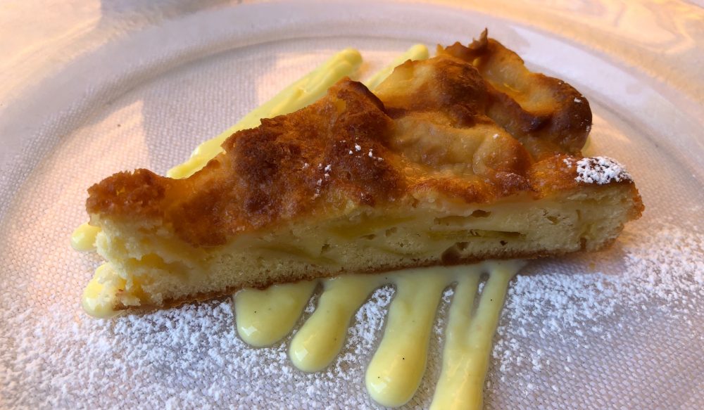 Trattora Visconti, torta di mele della Val Brembana e crema inglese