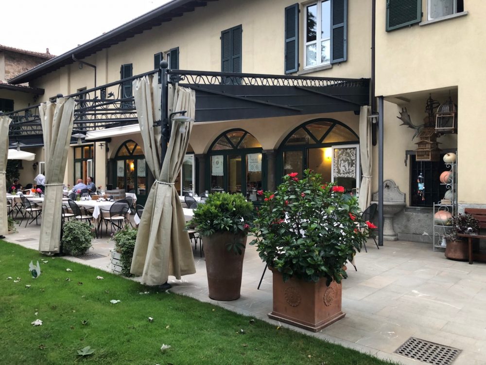 Trattoria Visconti, esterno giorno