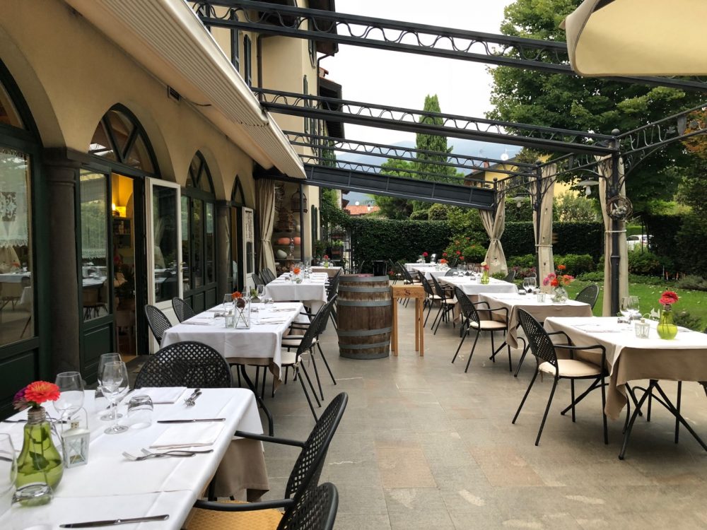 Trattoria Visconti, l'elegante mise en place in giardino