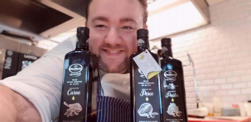 Lo chef Alessandro Parisi con l'olio extravergine Olitalia