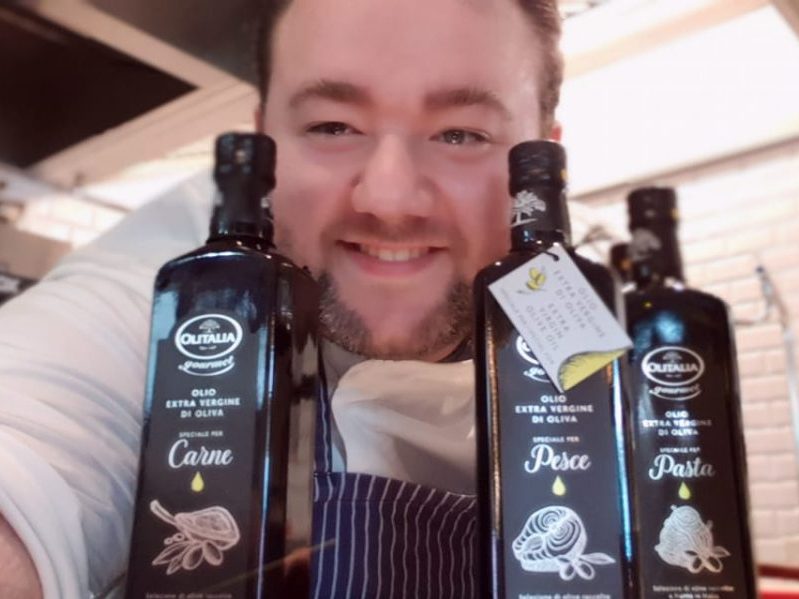 Lo chef Alessandro Parisi con l'olio extravergine Olitalia
