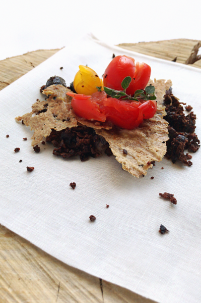 Piatto con pane, pomodori e olive della chef Annalisa Presta