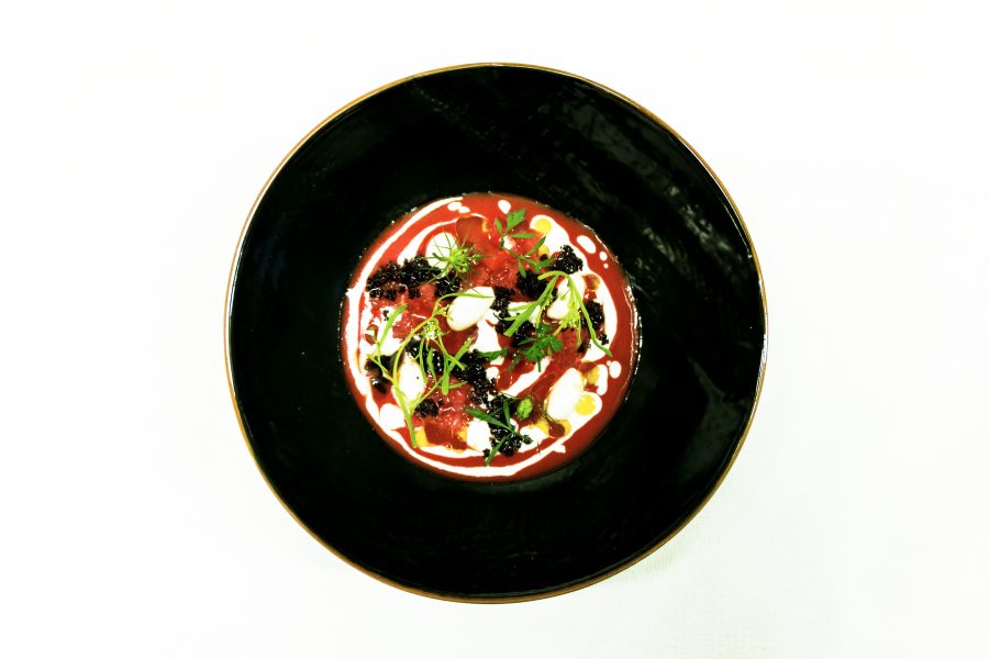 Pomodoro macerato all’olio, mandorla, pompelmo, erbe e olive dello chef Gianluca Gorini