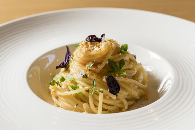 Spaghetto all’estratto di pomodoro e erbe del giardino dello chef Marco Acquaroli