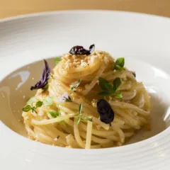 Spaghetto all’estratto di pomodoro e erbe del giardino dello chef Marco Acquaroli