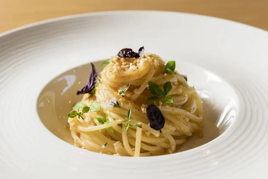 Spaghetto all’estratto di pomodoro e erbe del giardino dello chef Marco Acquaroli