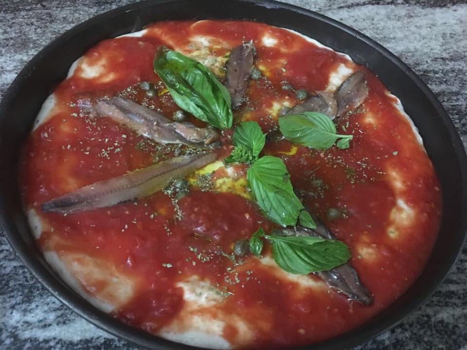 Pizza nel ruoto pizzeria Bronzetti, Castel Morrone - in preparazione