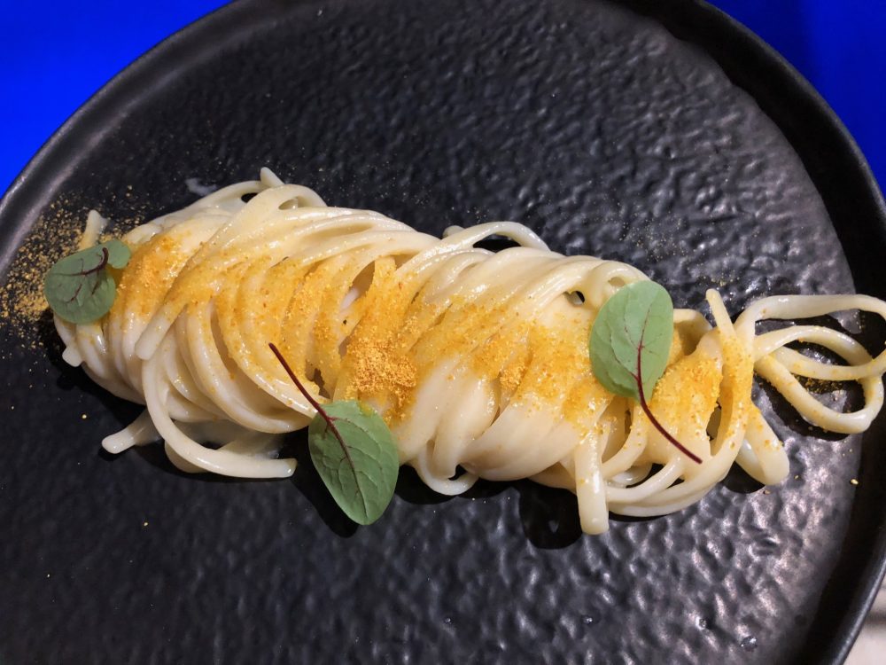 Chef Alessandro Feo, linguine al burro di bufala, colatura di alici e polvere d'arancia